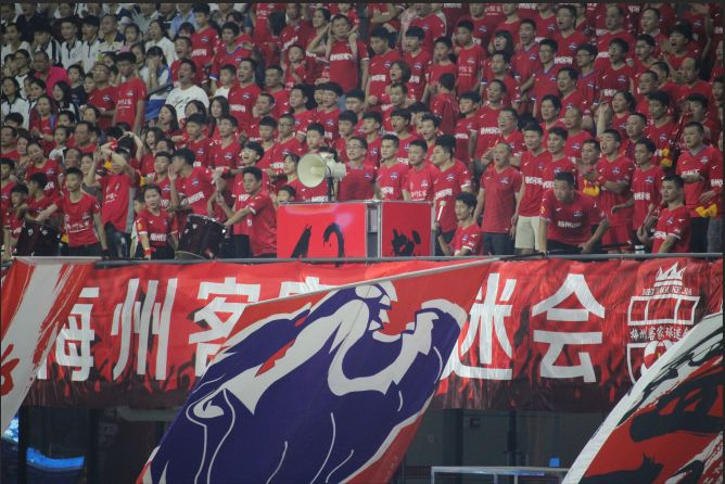  图卢兹主场十人应战，顽强逼平领头羊巴黎  