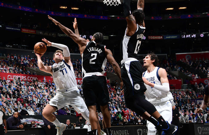  湖人险胜对手挺进半决赛  