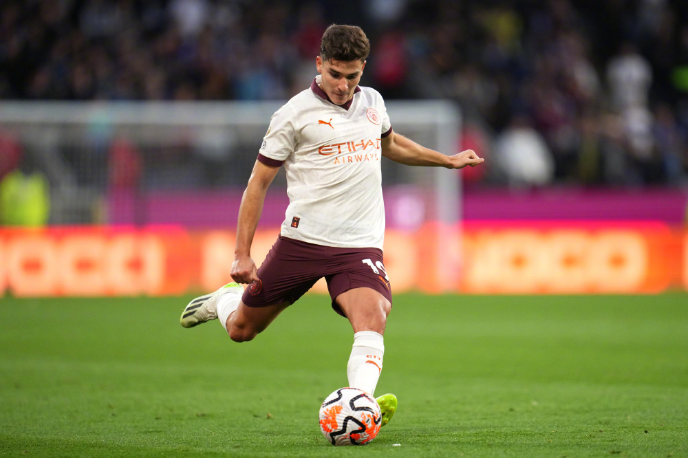  曼城埃德森精准长传助攻阿坎吉  